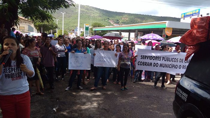 Imagem da notícia: TRABALHADORES DA EDUCAÇÃO DE CAMPO FORMOSO FAZEM PARALIZAÇÃO DE 3 DIAS COM INDICATIVO DE GREVE